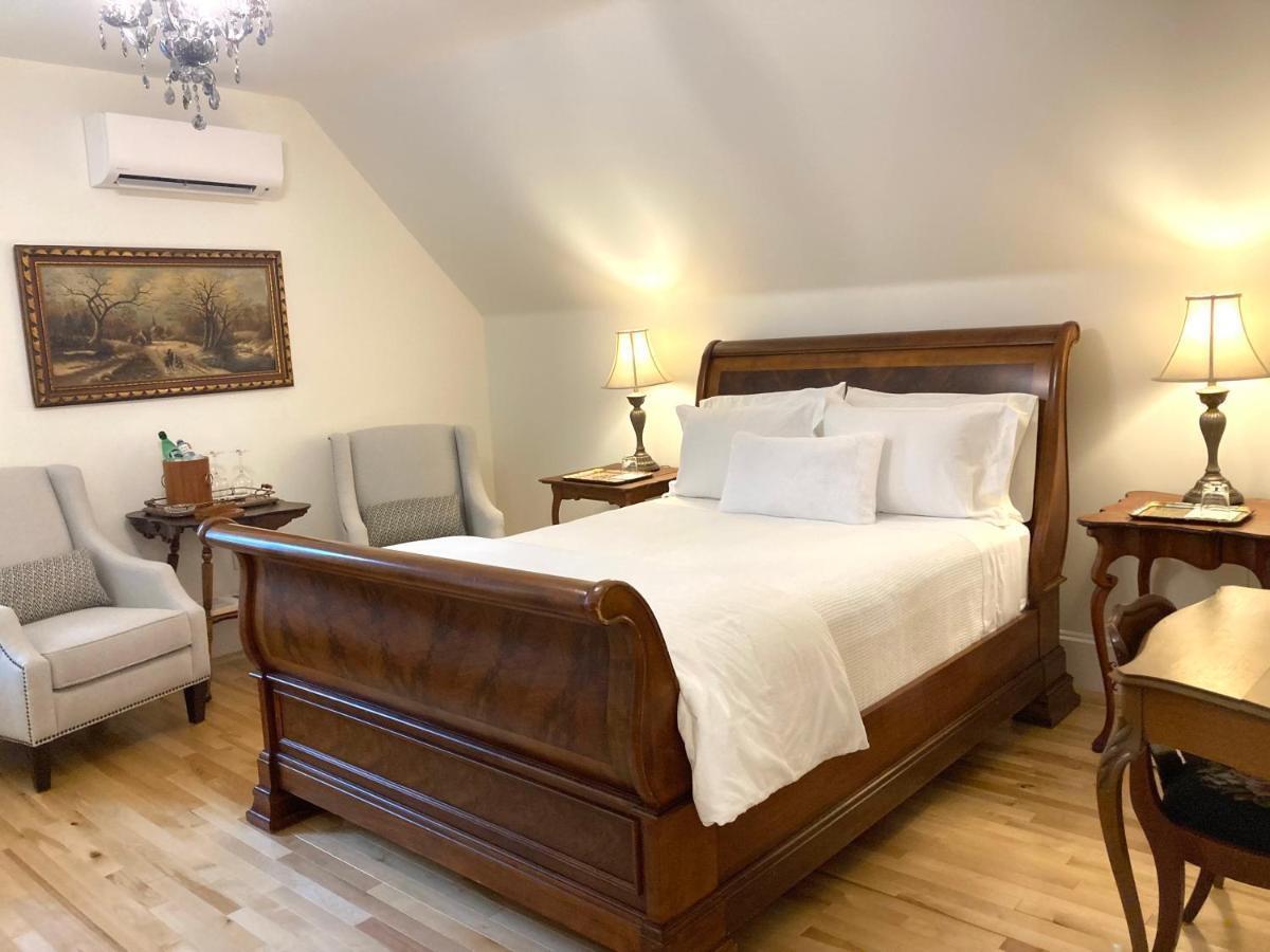 The Red House Fredericton Bed & Breakfast Ngoại thất bức ảnh