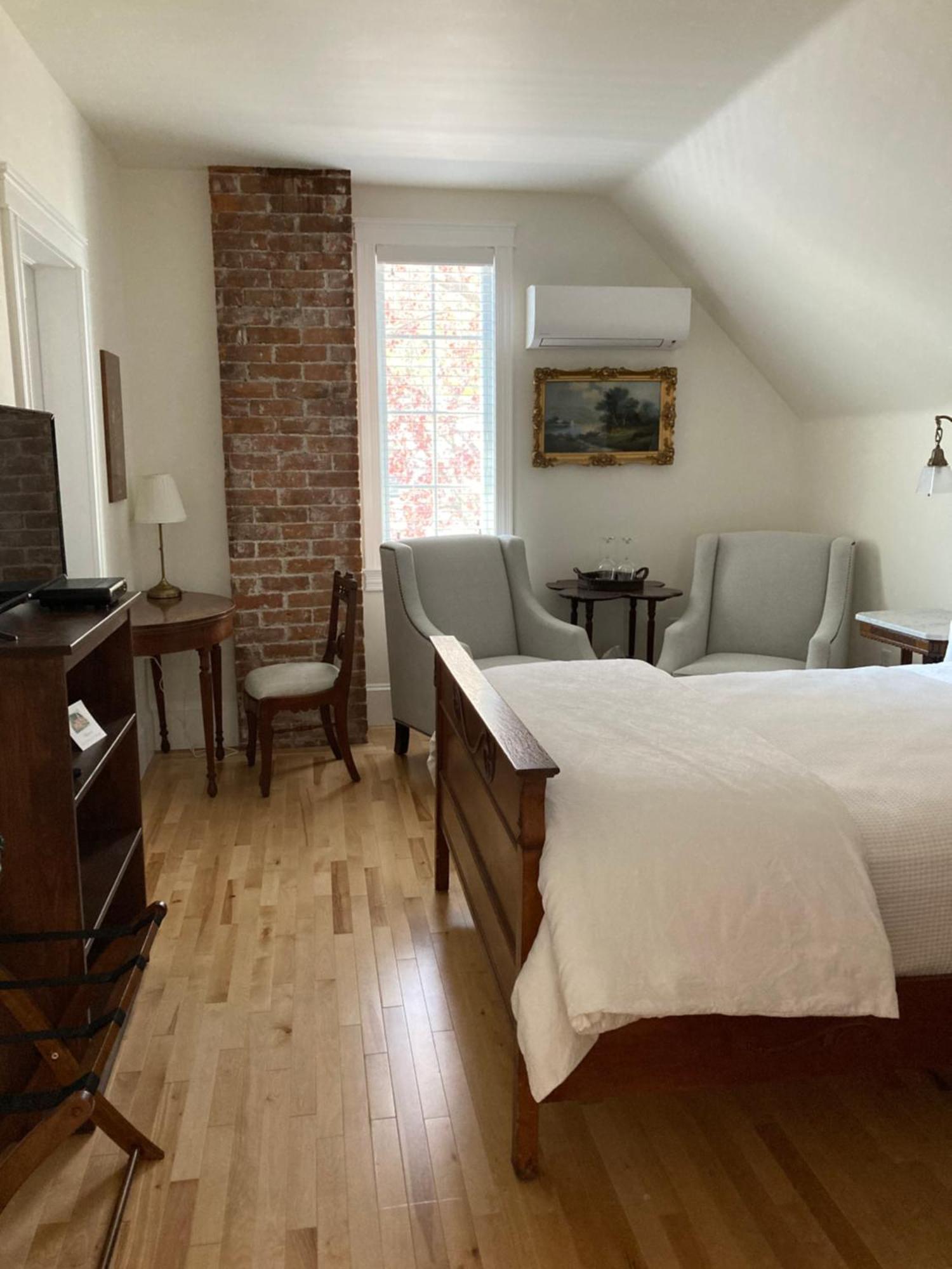 The Red House Fredericton Bed & Breakfast Ngoại thất bức ảnh