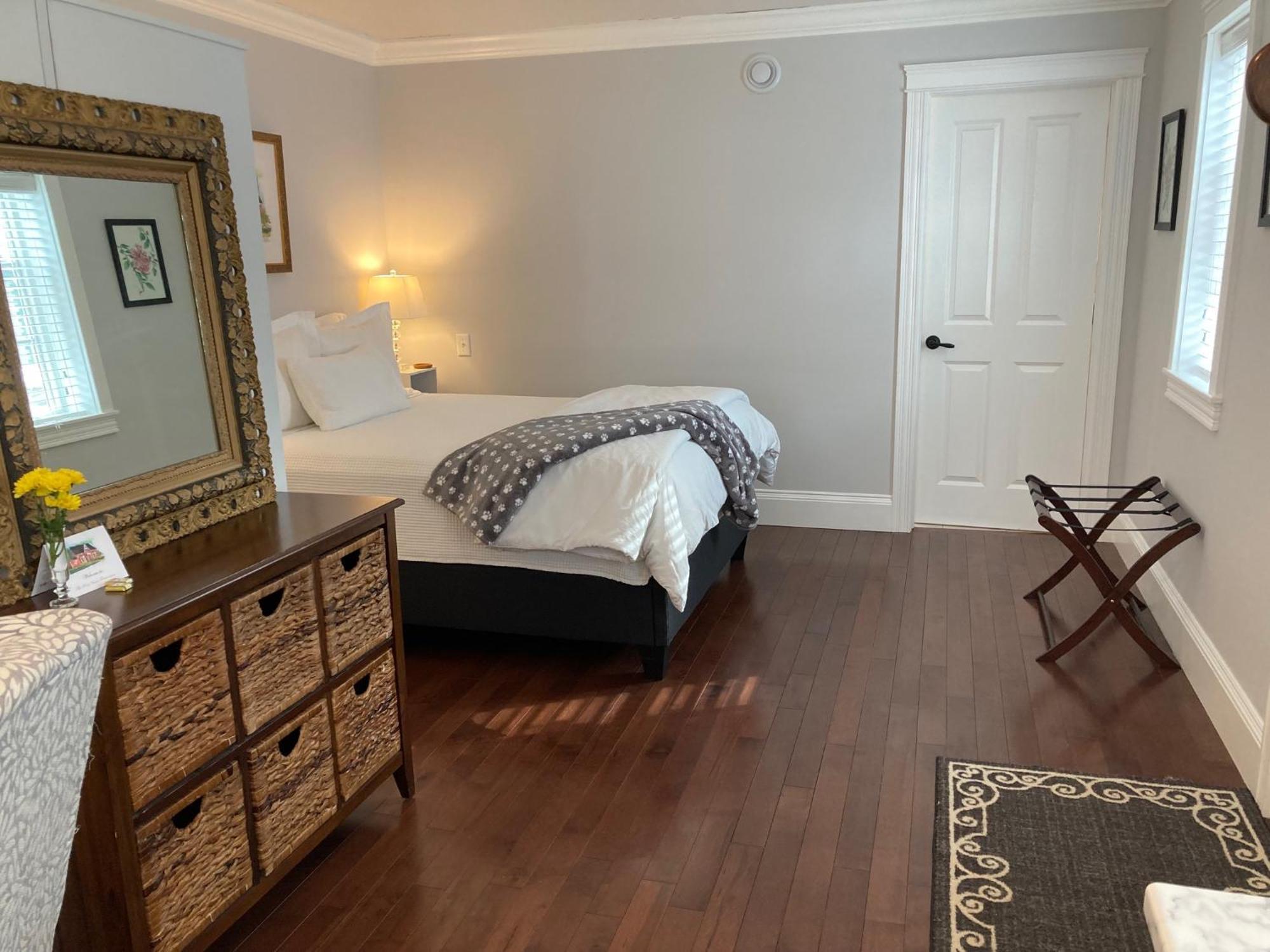 The Red House Fredericton Bed & Breakfast Phòng bức ảnh